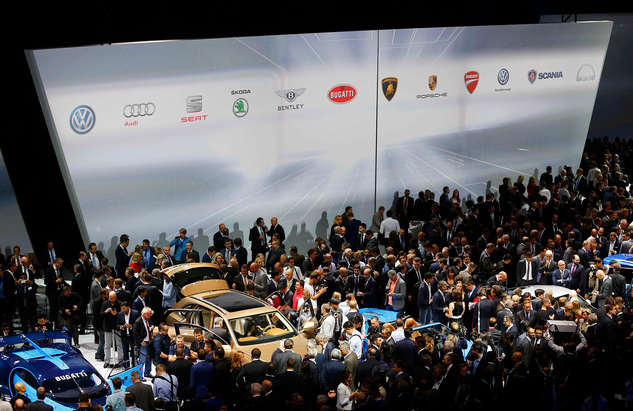 Cars and crossovers in a crowd | Automotive News
