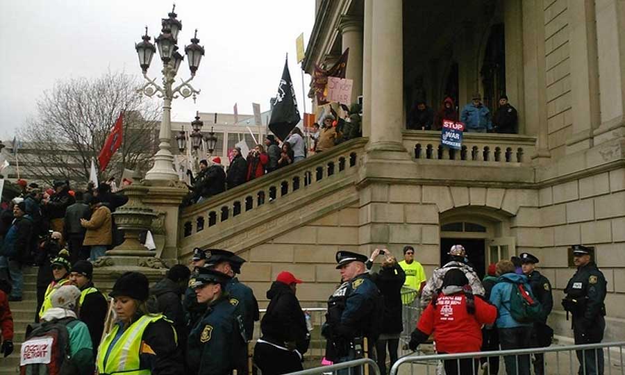Michigan governor signs 'right-to-work' bills | Automotive News