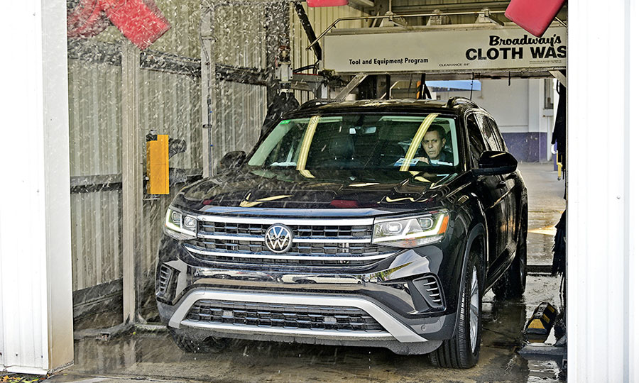 Car dealerships find new ways to recruit and retain porters Automotive News