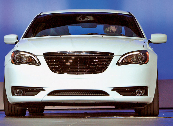 Chrysler dealers aim to cash in on the surprising 200 commercial