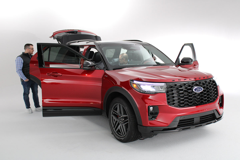Ford Explorer gets bigger screens but drops hybrid variant